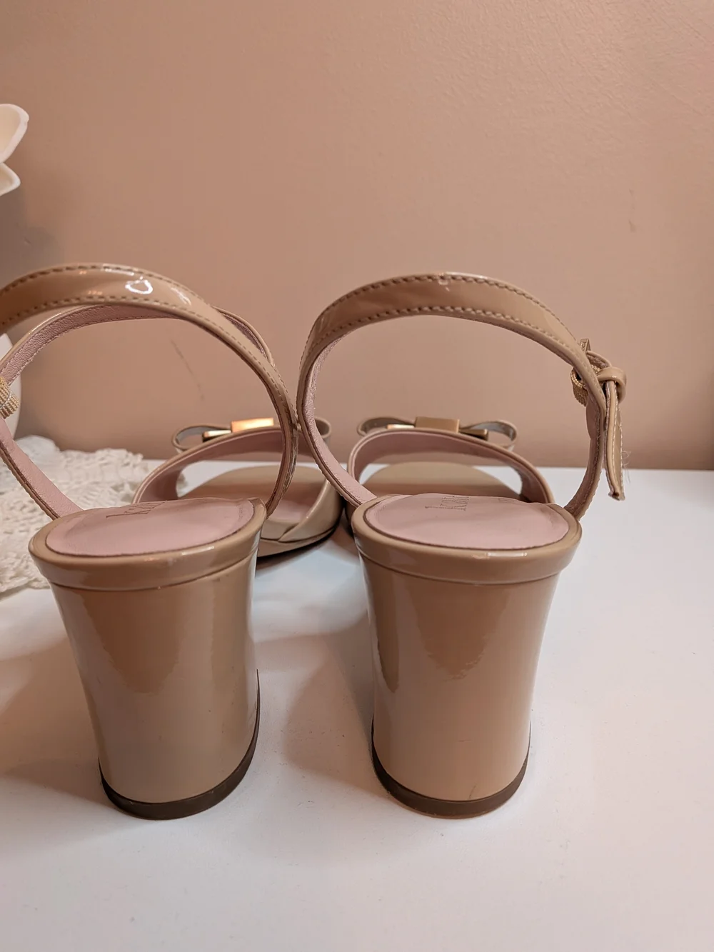 Kate Spade Bowdie Mid Patent Bow Block Heel Sandals Nude 9B - Picture 5 of 10